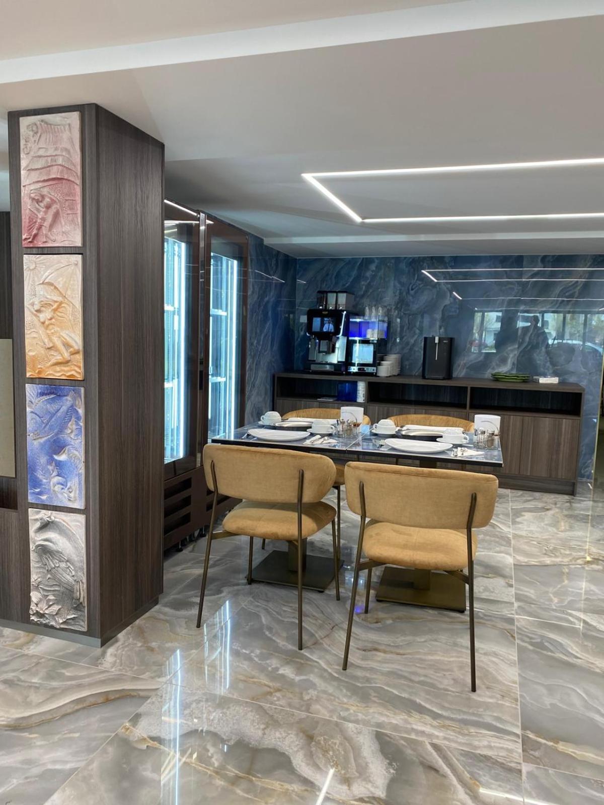 Hotel Serena Градо Екстериор снимка