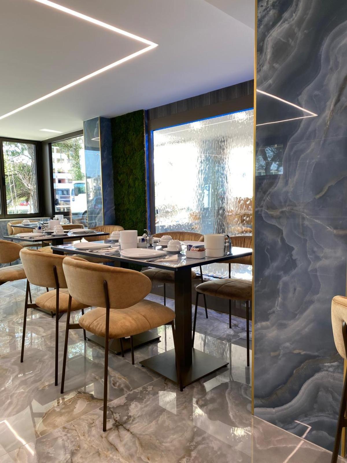 Hotel Serena Градо Екстериор снимка